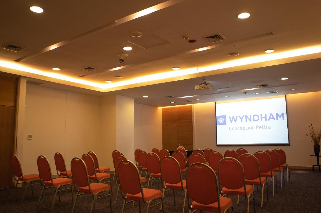Wyndham Concepcion Pettra Hotel Ngoại thất bức ảnh A meeting room at the hotel