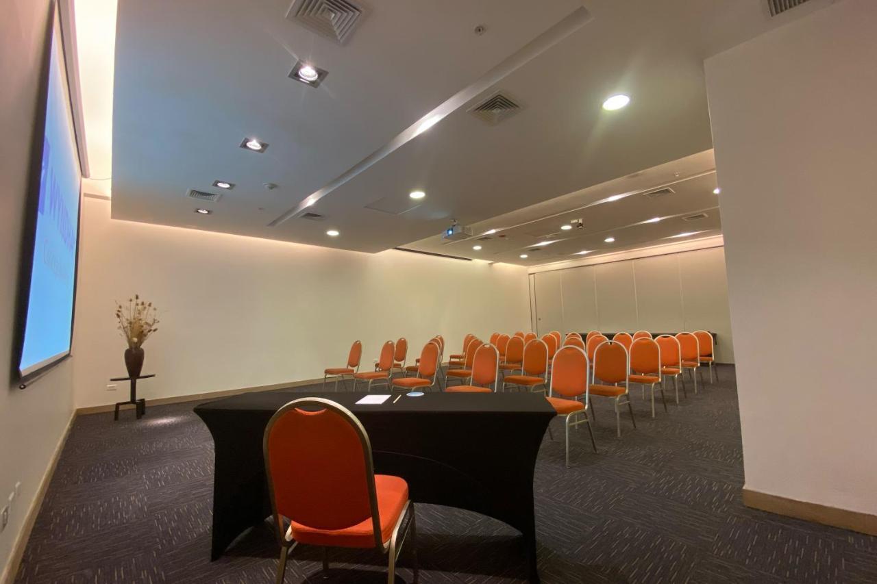 Wyndham Concepcion Pettra Hotel Ngoại thất bức ảnh A meeting room at the hotel